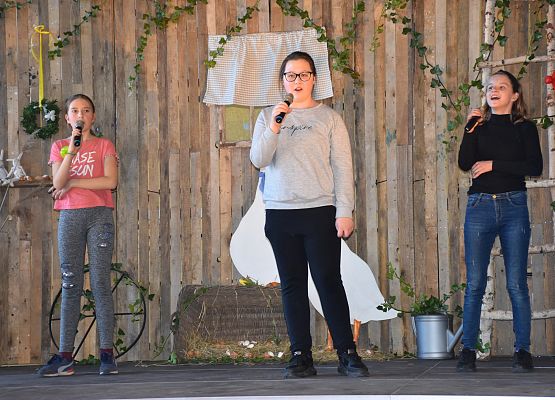 Uczennice występują na scenie