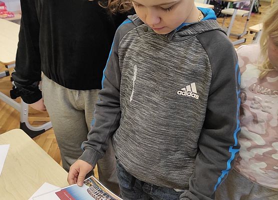 Uczeń wybiera ofertę wycieczki