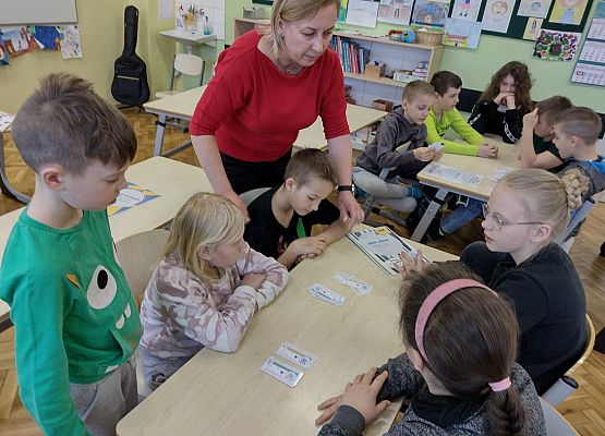 Uczniowie analizują oferty bankowe