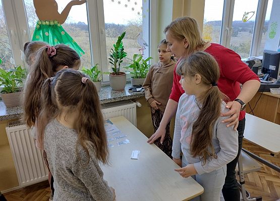 Uczennice stoją przy ławce