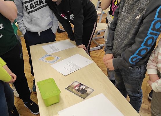 Uczniowie przeglądają oferty wycieczek