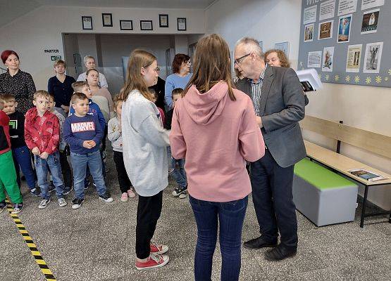 Dwie uczennice odbierają nagrodę.