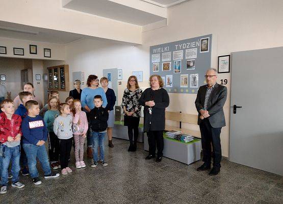 Nauczyciel ogłasza wyniki konkursu