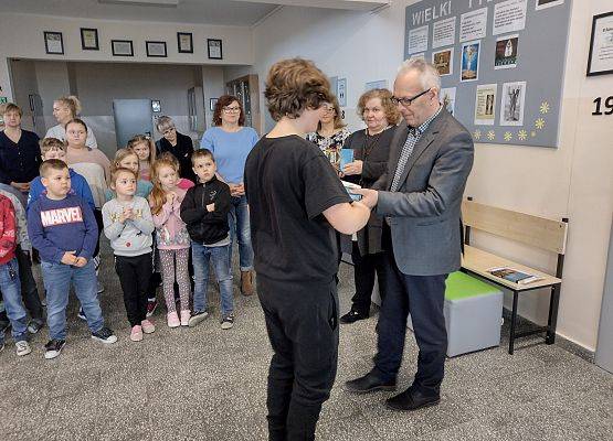 Uczeń odbiera nagrodę