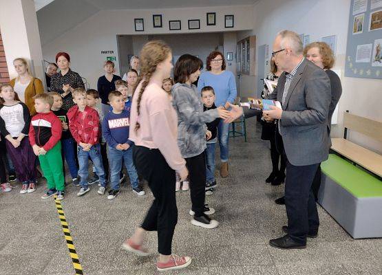 Uczennica odbiera nagrodę