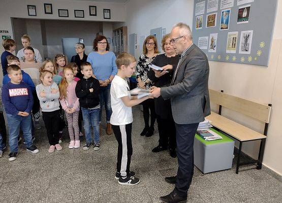 Uczeń odbiera nagrodę