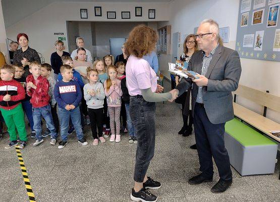 Uczennica odbiera nagrodę