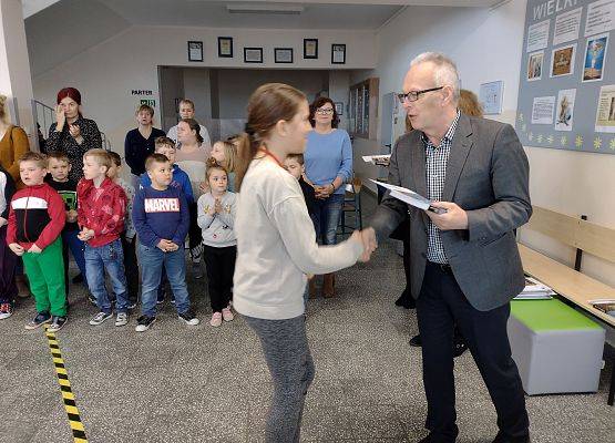 Uczennica odbiera nagrodę