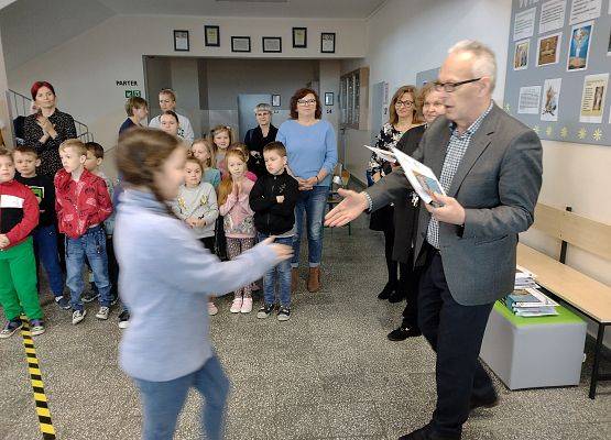 Uczennica odbiera nagrodę