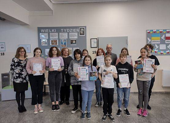 Nagrodzeni uczniowie z dyrekcją