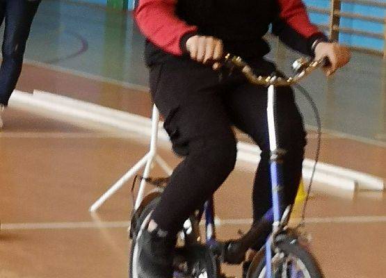 Uczestnik turnieju jedzie na rowerze