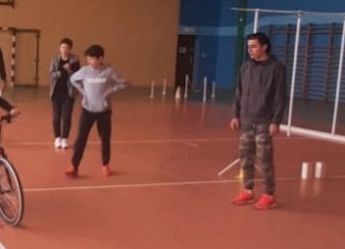 Zawodniczka jedzie rowerem