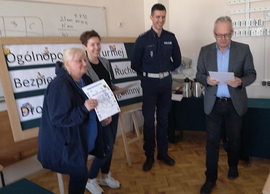 Dyrektor dziękuje pani pielęgniarce za opiekę medyczną