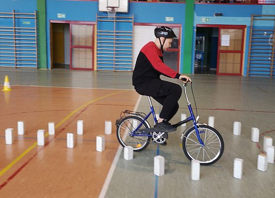 Zawodnik pokonuje przeszkody na rowerze