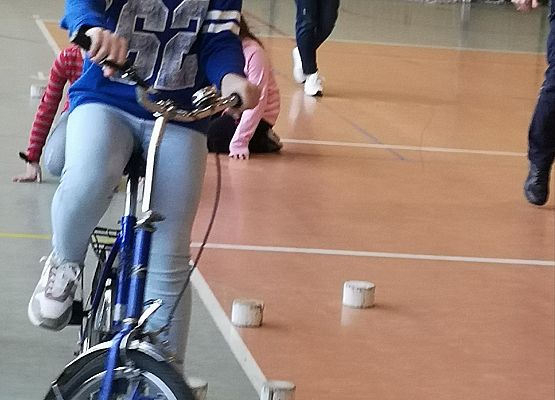 Zawodniczka pokonuje przeszkody na rowerze