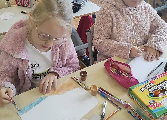 Uczennice rysują