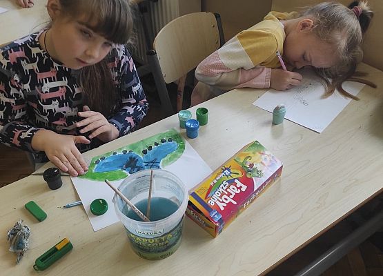 Uczennice malują farbami