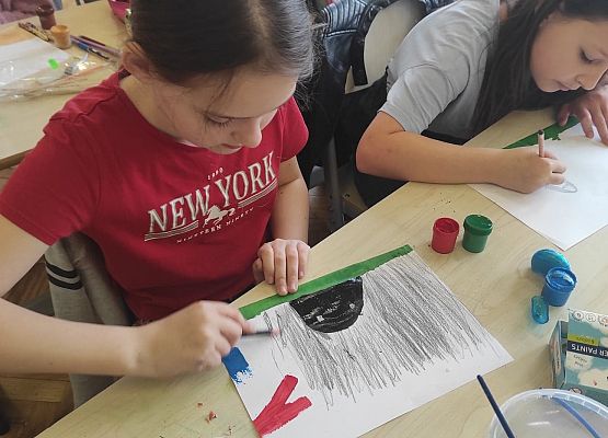 Uczennice rysują ołówkami