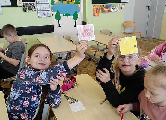 Uczennice pokazują wykonane zadanie