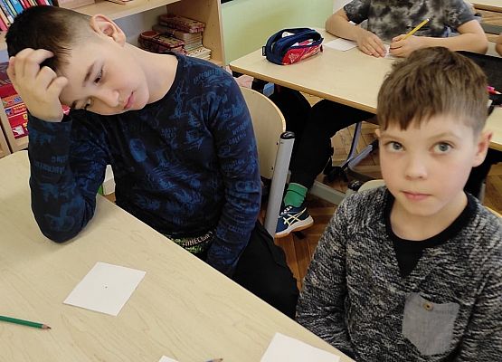 Chłopcy rysują ołówkami