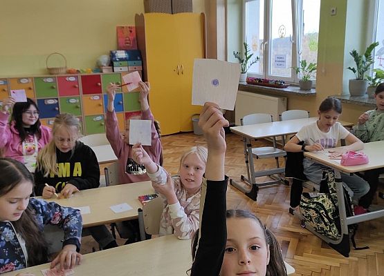 Uczniowie pokazują wykonane zadanie