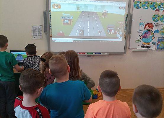 Dzieci grają na komputerze w gry o tematyce ekologicznej