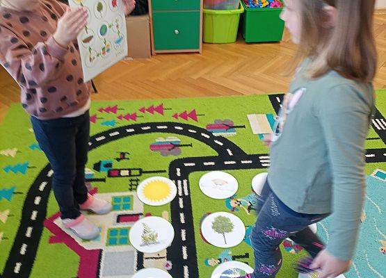 Dzieci kodują ekologiczne obrazki według podanej instrukcji