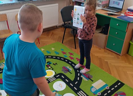 Dzieci kodują ekologiczne obrazki według podanej instrukcji