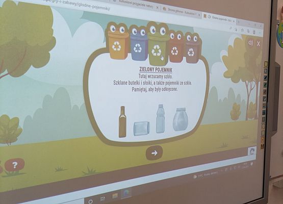 Dzieci oglądają prezentację na temat segregacji odpadów