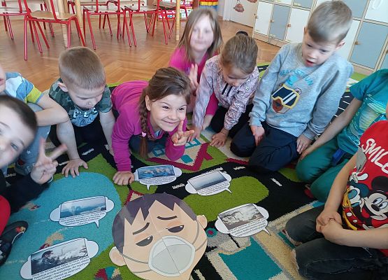 Dzieci zapoznają się z informacjami na temat smogu