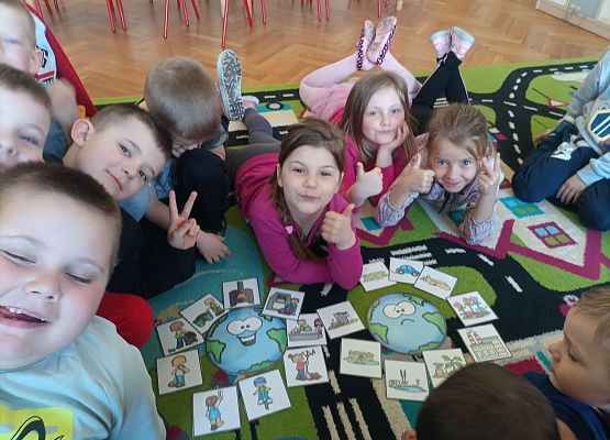 Dzieci przyporządkowują obrazki do smutnej i we