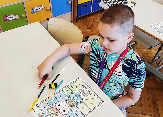 Uczeń koloruje obrazek