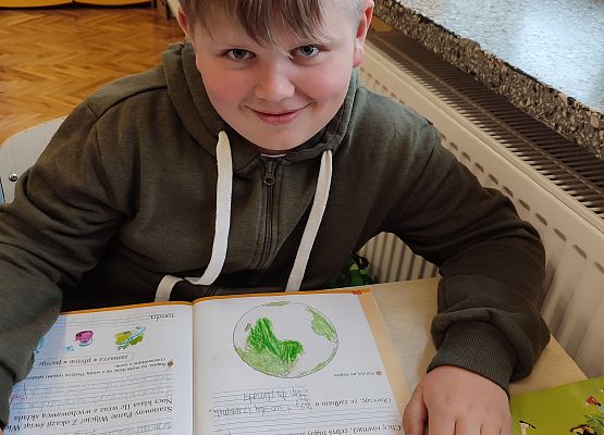 Uczeń pisze życzenia dla Ziemi