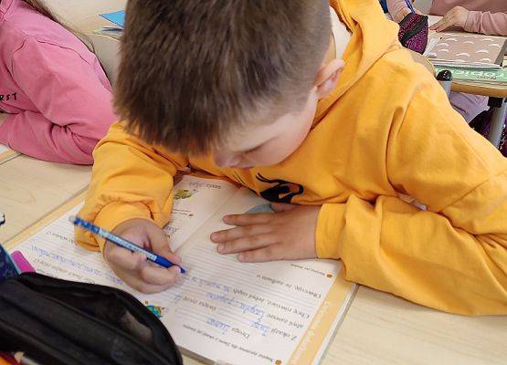 Uczeń pisze życzenia dla Ziemi