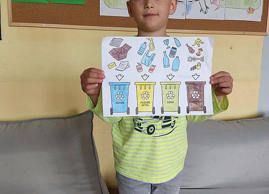 Uczeń prezentuje obrazek, jak prawidłowo segregować śmieci