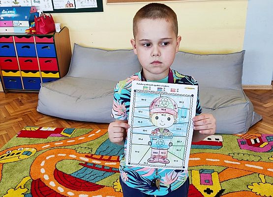 Uczeń prezentuje pokolorowany obrazek