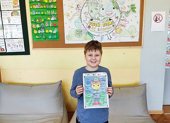 Uczeń prezentuje pokolorowany obrazek