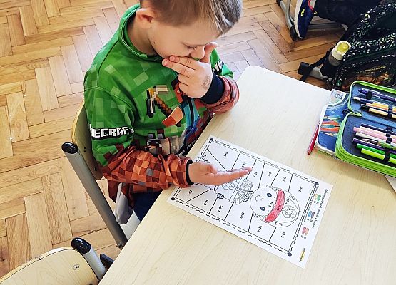 Uczeń koloruje obrazek