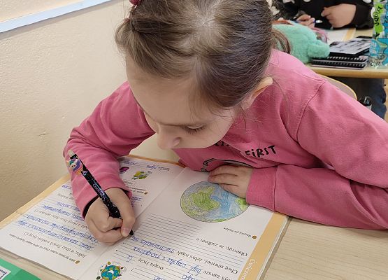 Uczniowie piszą życzenia dla Ziemi