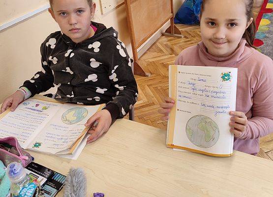 Uczennica prezentuje  życzenia dla Ziemi