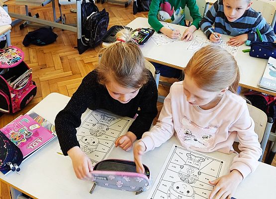 Uczennice kolorują obrazki