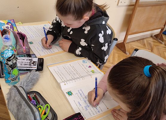 Uczennica pisze życzenia dla Ziemi