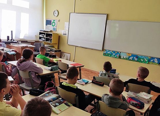 Uczniowie oglądają filmik edukacyjny