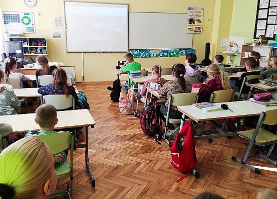 Uczniowie oglądają filmik edukacyjny