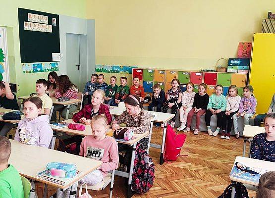 Uczniowie oglądają filmik edukacyjny
