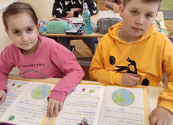 Uczniowie piszą życzenia dla Ziemi