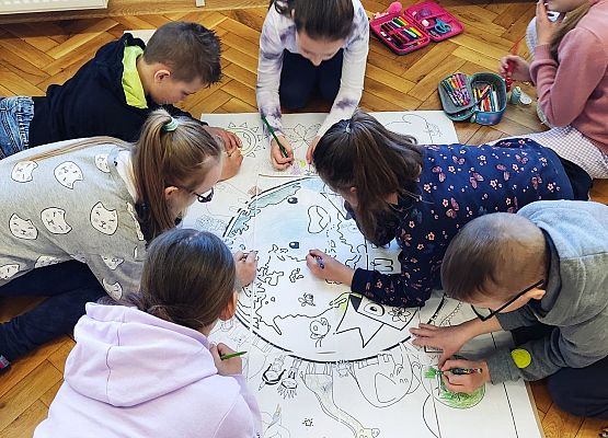 Uczniowie tworzą plakat o Ziemi