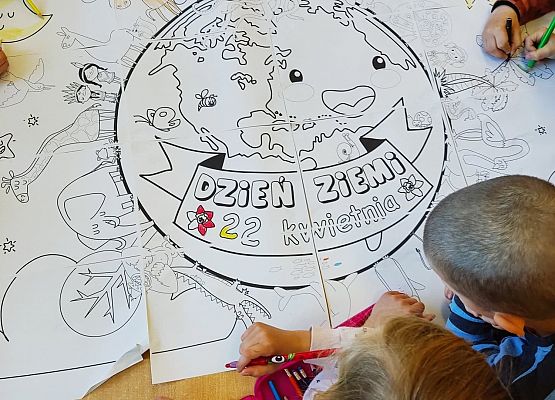 Uczniowie tworzą plakat o Ziemi