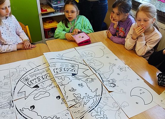 Uczniowie tworzą plakat o Ziemi