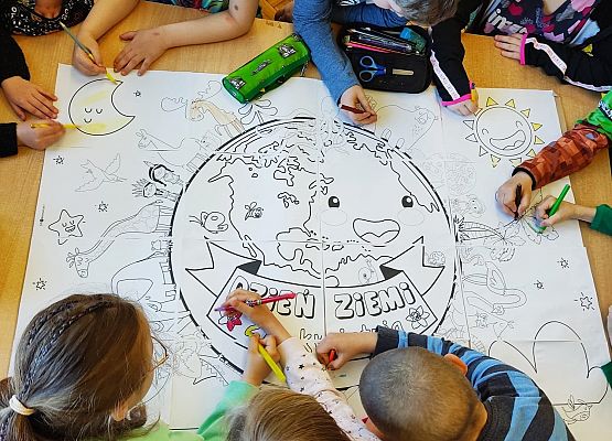 Uczniowie kolorują plakat o Ziemi
